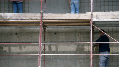 Copertina di Muratore 35enne in Italia da 24 ore muore al primo giorno di lavoro in nero in un cantiere. Sei indagati per omissione di soccorso