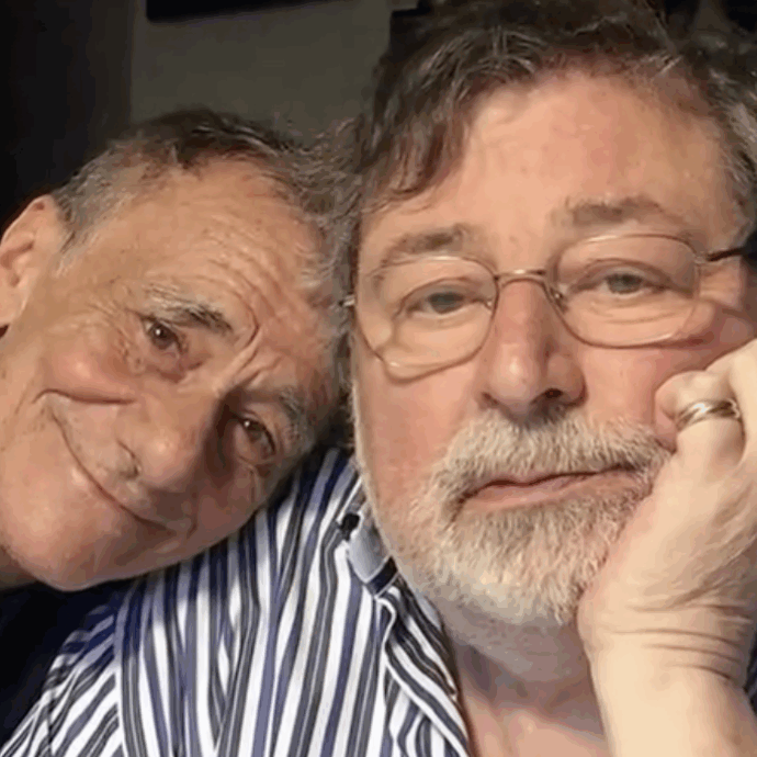 “Nei momenti di litigio finto a Guccini dicevo ‘si vede che non hai fatto il greco, le parole le metti a caso’. E lui si incazzava veramente”: parla Roberto Vecchioni