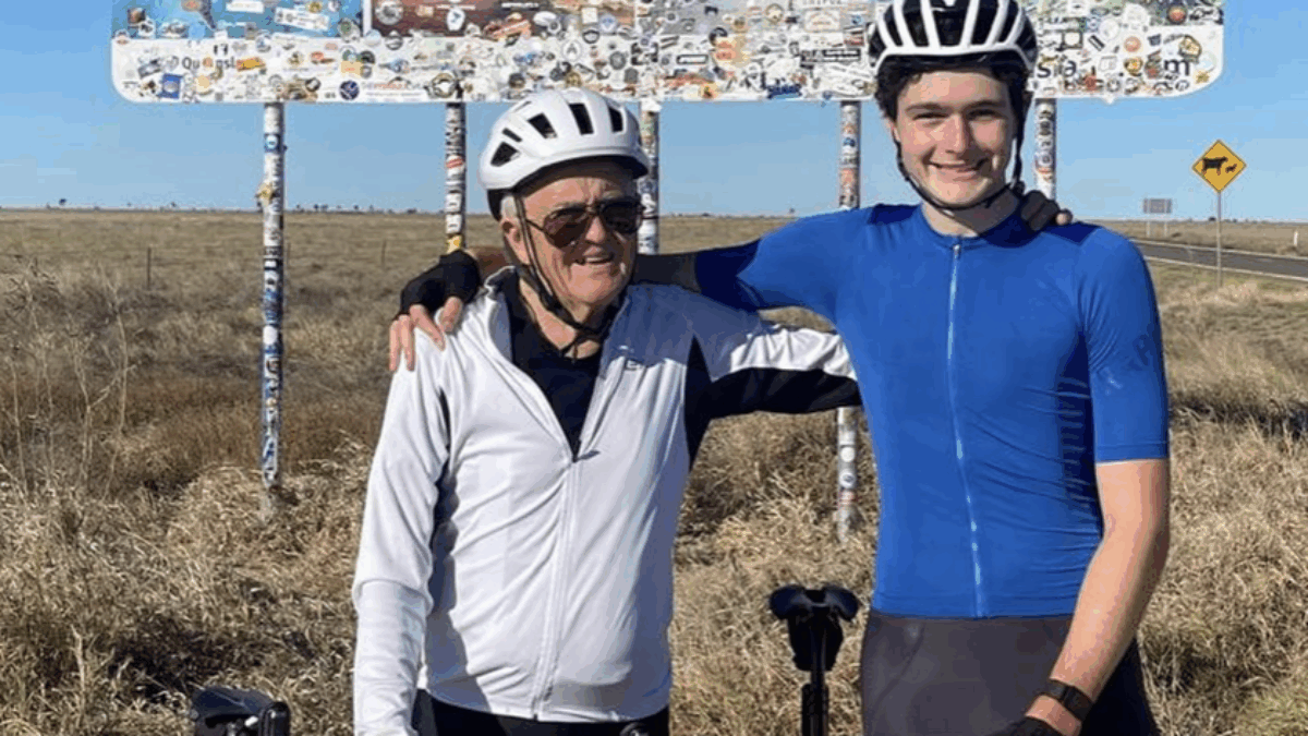 Ha attraversato l’Australia in bicicletta a 82 anni con il nipote per beneficenza, poi muore dopo la festa