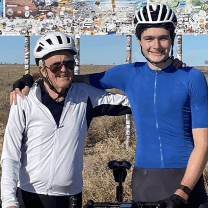 Ha attraversato l’Australia in bicicletta a 82 anni con il nipote per beneficenza, poi muore dopo la festa