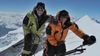Copertina di “Si fanno venire a prendere dall’elicottero così da essere a cena a Katmandu la sera. Le esperienze non vengono vissute così”: lo sfogo dell’alpinista Nives Meroi