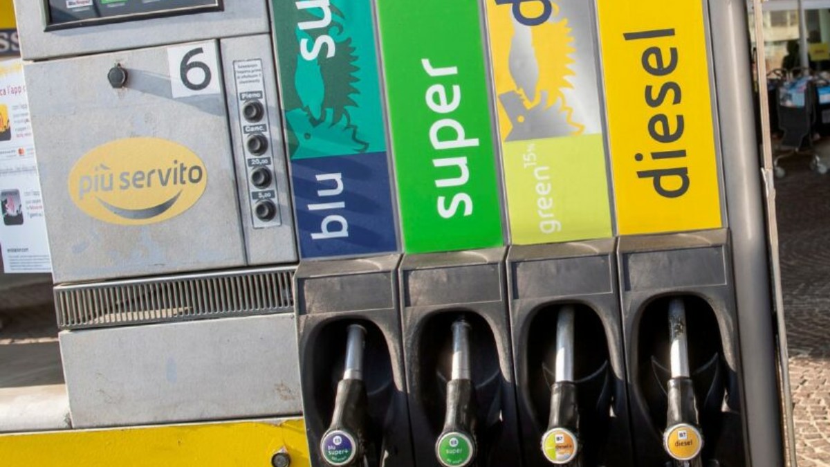 Distributori di benzina controllati a Roma, sequestro di carburante non conforme