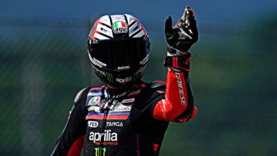 Copertina di Strepitoso Bezzecchi: torna a correre e straccia il record della pista. È primo nelle pre-qualifiche a Silverstone: “Sono stati giorni difficili”