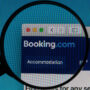 Copertina di Truffe sulle vacanze prenotate via Booking, in primavera l’attacco hacker alla piattaforma con furto di dati