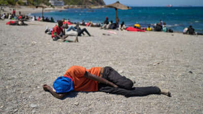 Copertina di Ceuta, un migrante muore cadendo in acqua mentre cerca di superare il confine con il parapendio