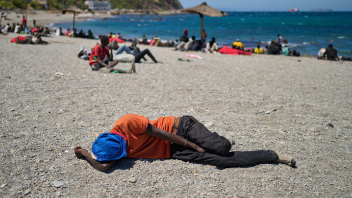 Ceuta, un migrante muore cadendo in acqua mentre cerca di superare il confine con il parapendio