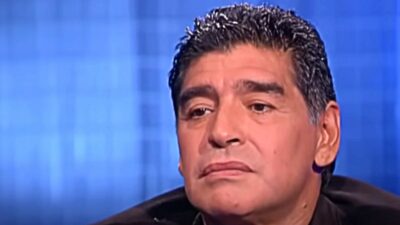 Copertina di Maradona, testimonianza choc del massaggiatore: “Non voleva alzarsi dal letto, non voleva mangiare, non voleva lavarsi e nessuno interveniva”