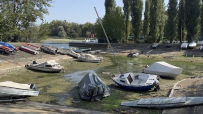 Copertina di Siccità, Lago Maggiore ai minimi storici tra barche in secca e canneti senz’acqua. Il presidente del distretto dei Laghi: “Serve investire sul territorio, non sugli armamenti”