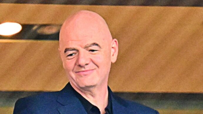 Infantino chiede aiuto ai fedelissimi: ora c’è anche chi torna a sostenerlo pubblicamente. “Modello di governance trasparente”