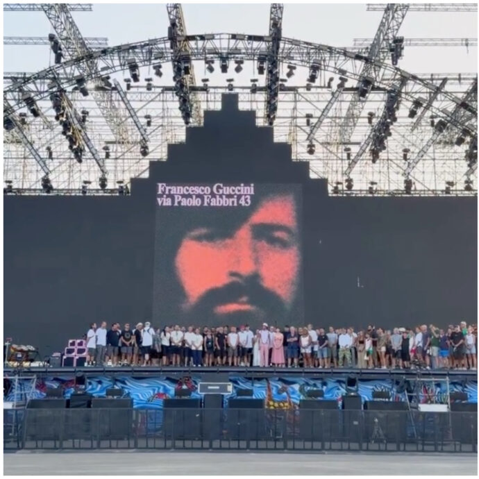 “Guccini ha messo parole dove non c’erano ancora”: Jovanotti omaggia l’artista scomparso sul palco con la famiglia, i collaboratori e musicisti – IL VIDEO