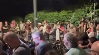 Copertina di Guccini, il ritrovo spontaneo a Bologna: in centinaia cantano “Autogrill” in via Paolo Fabbri