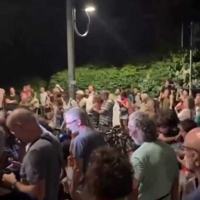 Guccini, il ritrovo spontaneo a Bologna: in centinaia cantano “Autogrill” in via Paolo Fabbri