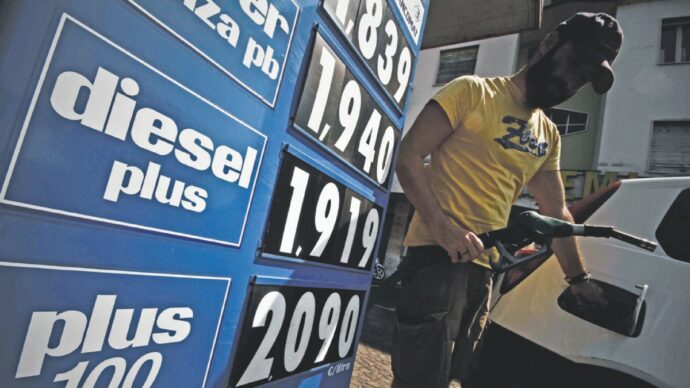 A Roma la benzina annacquata e il gasolio  sporco nel 20% dei distributori controllati