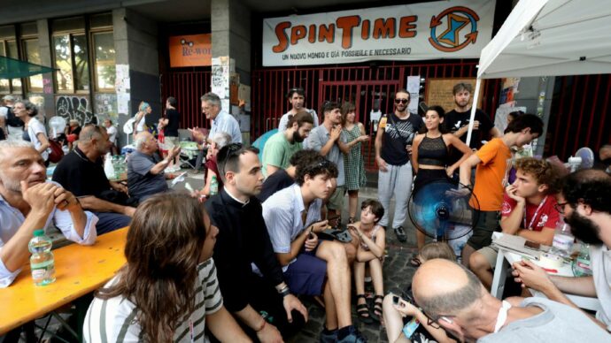 Spin Time, il  Comune dà casa alle famiglie, ma l’acquisto si allontana: il presidio rimane