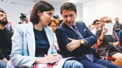 Copertina di Conte e Schlein, sono già primarie. Lui sfrutta Covid e Safe, lei insegue