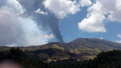 Copertina di Eruzione dell’Etna, chiuso lo spazio aereo: sospesi i voli per Catania