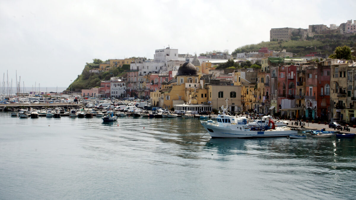 https://st.ilfattoquotidiano.it/wp-content/uploads/2026/08/07/procida-1200x675.jpg