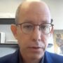 Copertina di Gli revocò l’incarico dopo un articolo su Gaza: università del Minnesota risarcisce con 250mila dollari lo storico del genocidio Raz Segal
