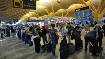 Copertina di Scontro con la Spagna, iniziati i controlli per chi arriva dall’Italia | Controlli negli aeroporti e nei porti, cosa cambia adesso per i passeggeri: le risposte