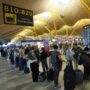 Copertina di Controlli negli aeroporti e nei porti in Spagna e Italia, cosa cambia adesso per i passeggeri: le risposte ai principali dubbi