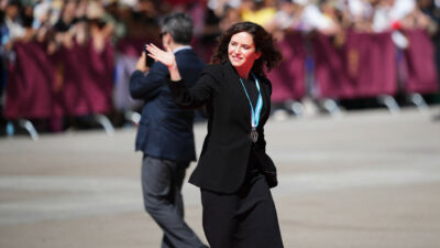 Copertina di Madrid, il “caso dell’attico” travolge il governo di Isabel Ayuso e il Partito Popolare: spesi 6,3 milioni di euro per un “ufficio temporaneo”