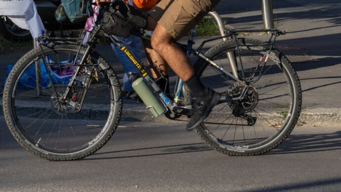 “Prima ne ha colpito uno in retromarcia e lo ha lanciato per 30 metri. Poi ha fatto inversione e ci è rivenuto addosso”: parla uno dei ciclisti di Lanzo Torinese