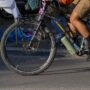 Copertina di “Prima ne ha colpito uno in retromarcia e lo ha lanciato per 30 metri. Poi ha fatto inversione e ci è rivenuto addosso”: parla uno dei ciclisti di Lanzo Torinese