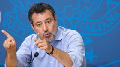 Copertina di Patente a 17 anni e sorpasso a destra in autostrada: le idee agostane di Salvini per riformare (di nuovo) il Codice della strada