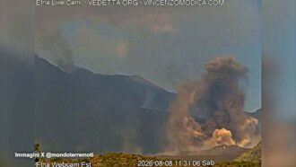 Copertina di Etna, aperta una nuova bocca eruttiva in Valle del Bove. Nel pomeriggio riaperto lo spazio aereo