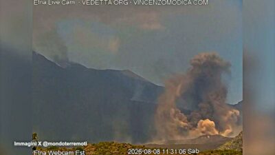 Copertina di Etna, aperta una nuova bocca eruttiva in Valle del Bove. Nel pomeriggio riaperto lo spazio aereo