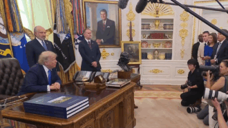 Copertina di Trump replica alla richiesta di Zelensky: “Missili all’Ucraina? Servono anche a noi. Biden gliene ha già dati moltissimi”
