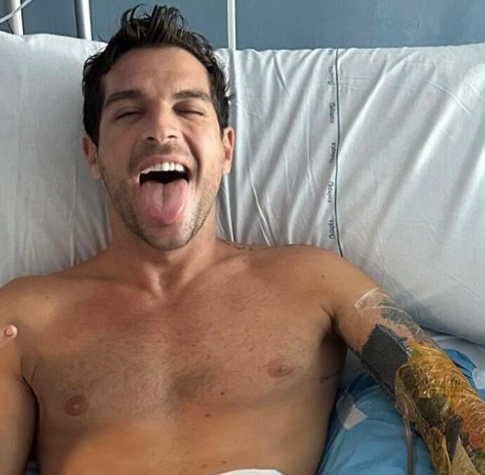 “Mi è passata la vita davanti, non so chi mi ha protetto in quella macchina. Ho creduto di non poter rivedere la mia famiglia”: Simone Nolasco di Amici in ospedale dopo l’incidente