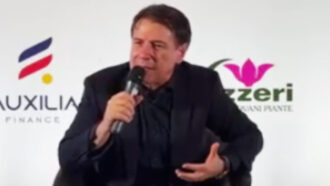 Copertina di Conte loda Sánchez: “Un hombre vertical, serio e dalla schiena dritta”. E attacca la scelta di Meloni di isolare la Spagna: “Sei folle”
