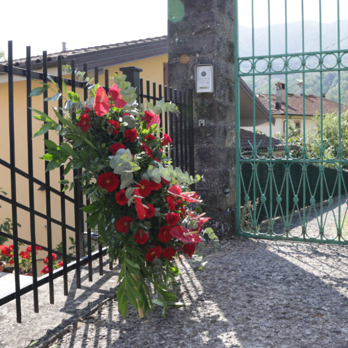 “Buon viaggio, babbo”: il ricordo della figlia Teresa ai funerali privati di Francesco Guccini a Pavana