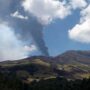 Copertina di Etna, nuove eruzioni: traffico aereo limitato