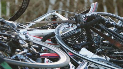 Copertina di Investe i ciclisti, poi gira l’auto e li investe di nuovo