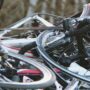 Copertina di Investe i ciclisti, poi gira l’auto e li investe di nuovo