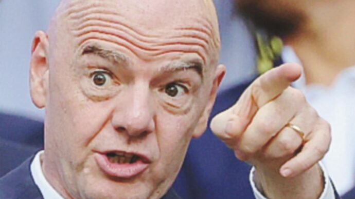 Come Nerone. Il calcio di Infantino ora brucia (e lui guarda il disastro)