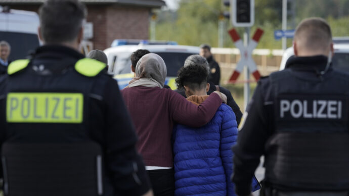 Anche la Germania reagisce al pugno duro dell’Italia sui migranti: rispedirà a Roma i richiedenti asilo che hanno varcato il confine