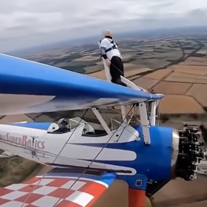 “A 97 anni cammino sulle ali degli aerei in volo. Altrimenti mi annoierei, non posso guidare e non ci vedo bene. Il luna park è molto peggio”: Betty Bromage batte il Guinness World Record