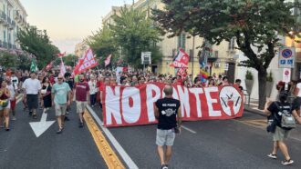 Copertina di No al Ponte sullo Stretto, 5mila in corteo a Messina: “Si chiuda la società concessionaria, uno spreco di soldi pubblici”