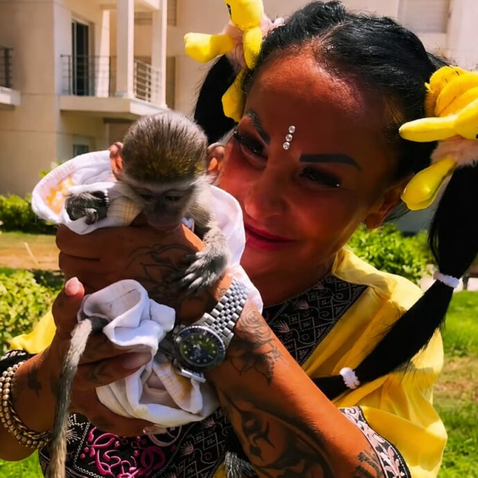 “La tratto come una figlia e resta con me. Le ho pure preso il pupazzo di Topolino”: Rita De Crescenzo mostra la sua scimmia sui social e scoppia la polemica