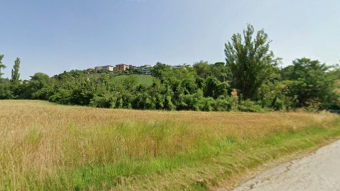 Furgone su cui viaggiavano nove braccianti esce fuori strada e si ribalta nel Foggiano: un morto e otto feriti