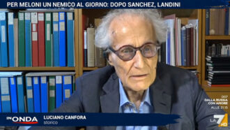 Copertina di “Hanno i nervi a pezzi, con la scissione da Vannacci hanno perso la bussola e inventano insulti attribuendoli a chi non li ha compiuti”. Così Canfora su Meloni e Fdi per il caso Marcinelle. Su La7