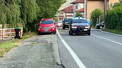 Copertina di Travolge i ciclisti, fa retromarcia e li investe di nuovo: le immagini della strada dove tutto è successo
