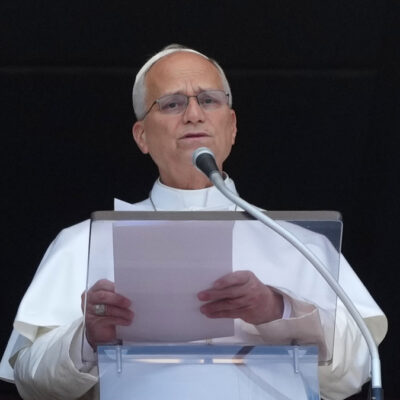 Copertina di L’appello di Papa Leone per i negoziati sull’Ucraina: “Basta violenze sui civili, ora è tempo dare spazio alle diplomazie per aprire la strada alla pace”