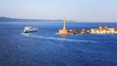 Copertina di Il “batterio mangiacarne” trovato nello Stretto di Messina: ecco cosa sapere e come evitare l’infezione