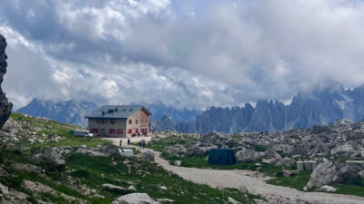 Copertina di “Se il ghiaccio si scioglie è come togliere il cemento da un muro, prima o poi qualcosa viene giù. Non ho mai vissuto niente di simile”: chiuso un rifugio a 3600 metri