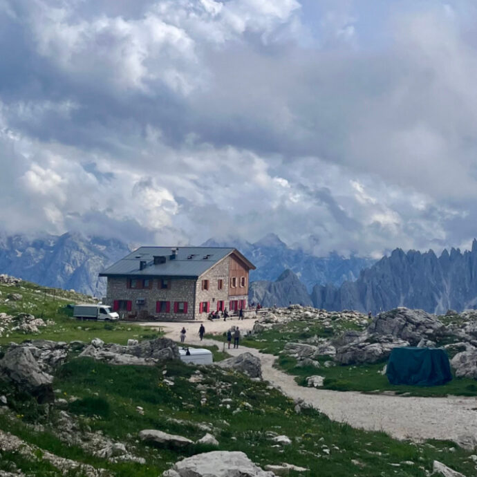 “Se il ghiaccio si scioglie è come togliere il cemento da un muro, prima o poi qualcosa viene giù. Non ho mai vissuto niente di simile”: chiuso un rifugio a 3600 metri