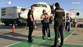 Copertina di Spagna, le immagini dei passeggeri italiani controllati e identificati appena scesi dall’aereo: ecco come funziona